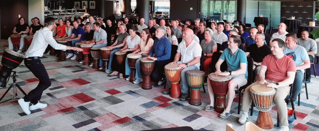 Team building djembe pour 57 managers internationaux de Metagenics a l'Hotel Barriere de Lille