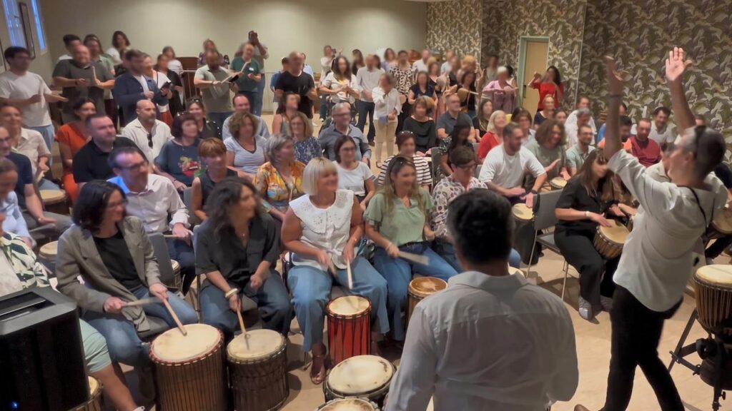100 cadres de l'Arseaa en ice breaker percussions corporelles à l'Hôtel Dali de Montauban