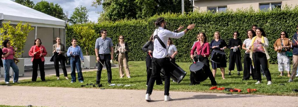 Cadres dirigeants en team building batucada au Domaine Thermal de Mondorf-les-Bains au Luxembourg