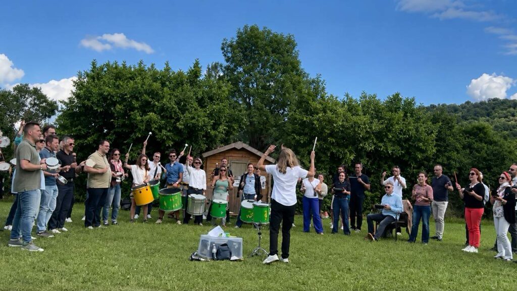 Salariés de LPA Mobilités en team building batucada au Domaine de Suzel à Vignieu en Isère