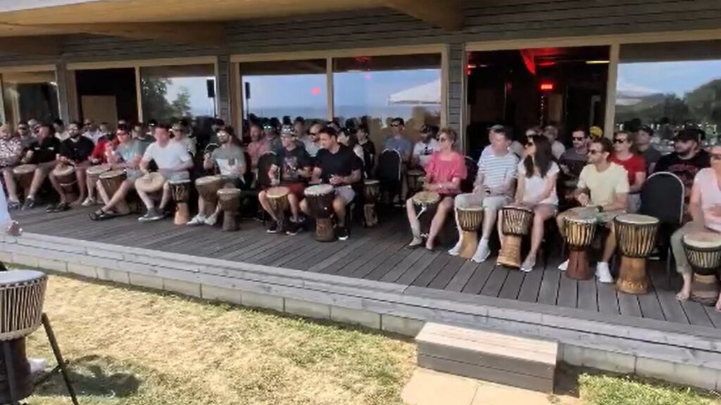 Collaborateurs de Sanova en team building djembé à La Rouvraie à Neuchâtel en Suisse