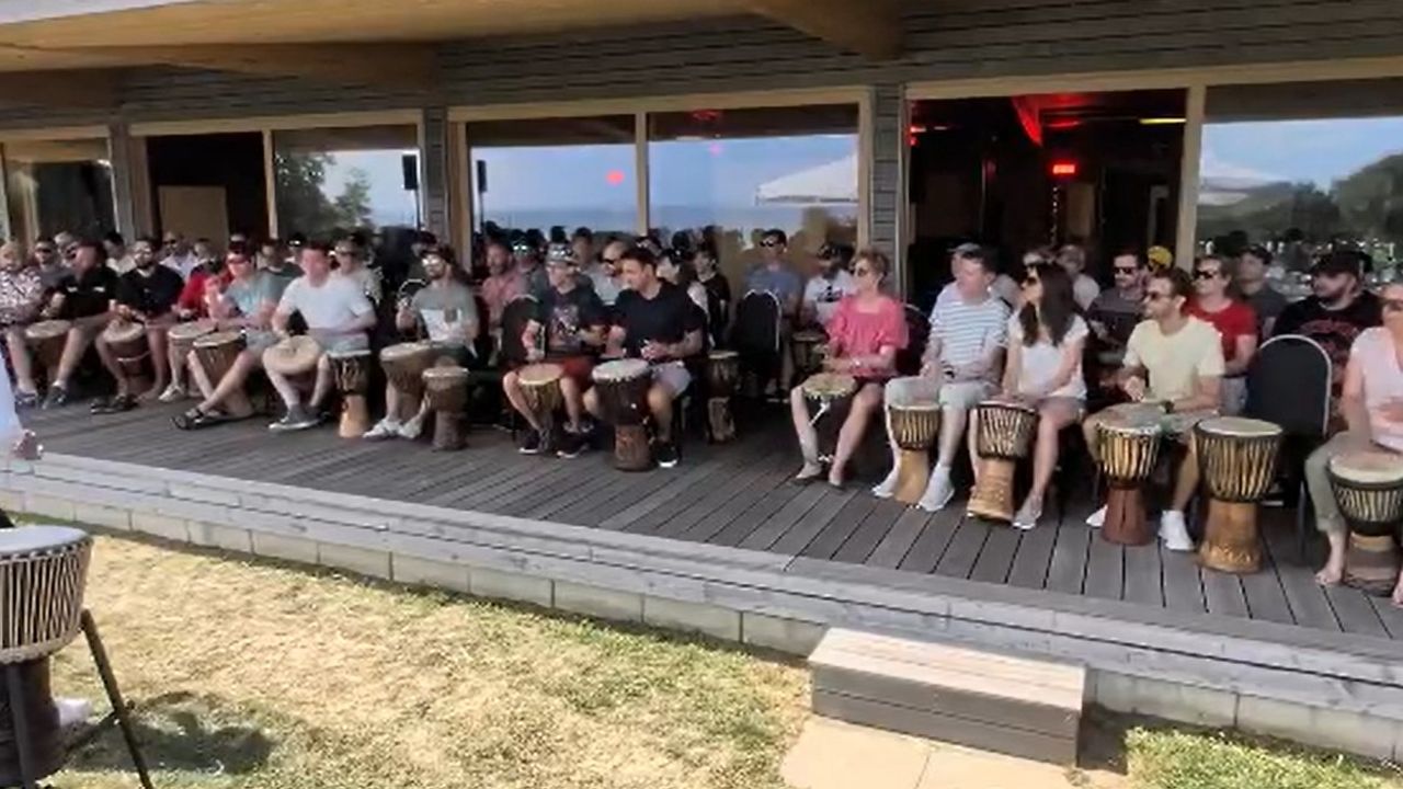 Collaborateurs de Sanova en team building djembé à La Rouvraie à Neuchâtel en Suisse