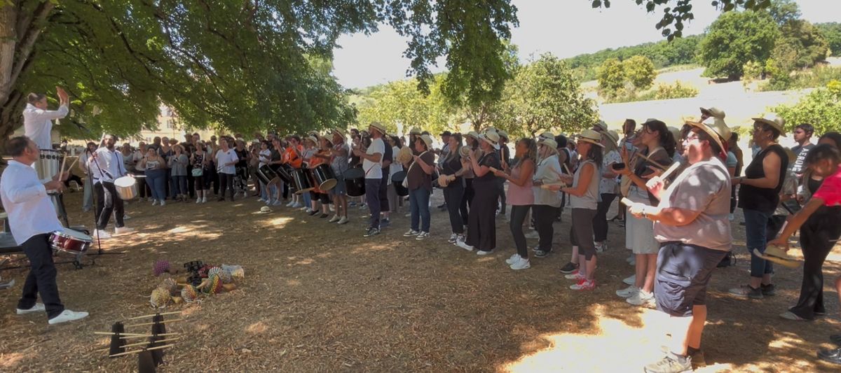 160 salariés d'Avignon Ceramic en team building batucada à l'Abbaye de Noirlac, dans le Cher
