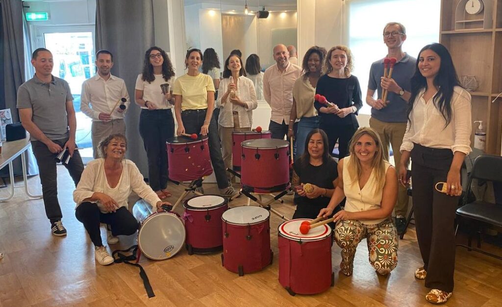 13 cadres du Groupe BPCE en team building batucada au Cosy Chic à Paris