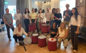 13 cadres du Groupe BPCE en team building batucada au Cosy Chic à Paris