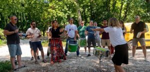 Petit groupe échangeant ses instruments pendant l’atelier