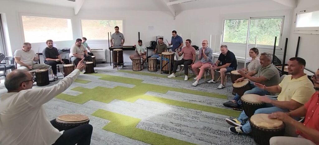 Animateurs lançant la séquence d’ouverture face au groupe