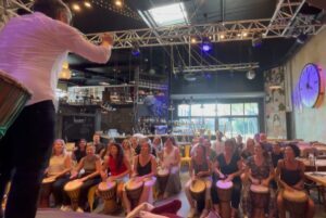 Session de répétition en salle équipée, animateur face au groupe