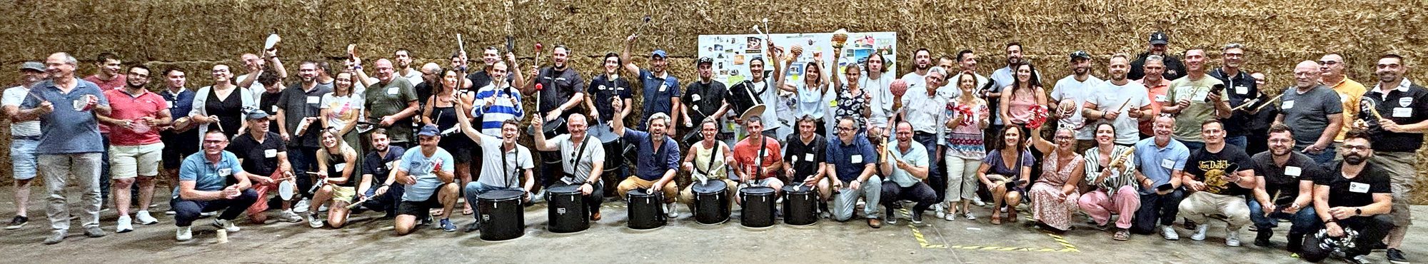 Vue panoramique d’un très grand groupe rassemblé en extérieur avant le début de la session.