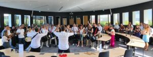 80 cadres managers et dirigeants d'Arkea Banking Services en team building batucada au Relecq-Kerhuon (29), près de Brest
