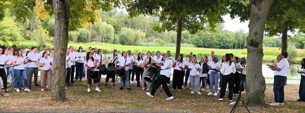 73 collaborateurs de L'Habitat de L'Ill en team building batucada au Fil d'Eau, à La Wantzenau (67)