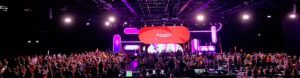 1300 collaborateurs et dirigeants d'entreprises adhérentes du mouvement Hlm en team building chant au Parc des expositions de Bordeaux