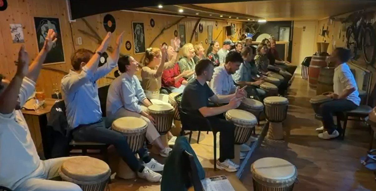 25 salariés du Fonds du logement en team building djembé à la Brasserie Seppl, à Luxembourg ville
